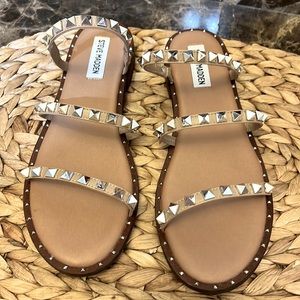 NEW-Steve Madden-Pyramid Studded- 3 Strap-Slip On Sandals-Tan-Sz 9